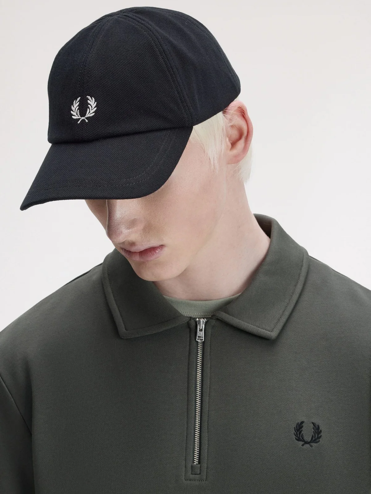 FRED PERRY Cappello Uomo FP PIQUE CLASSIC CAP FP-HW2295-57 843 BLACK/SNOWWHITE - Image 2