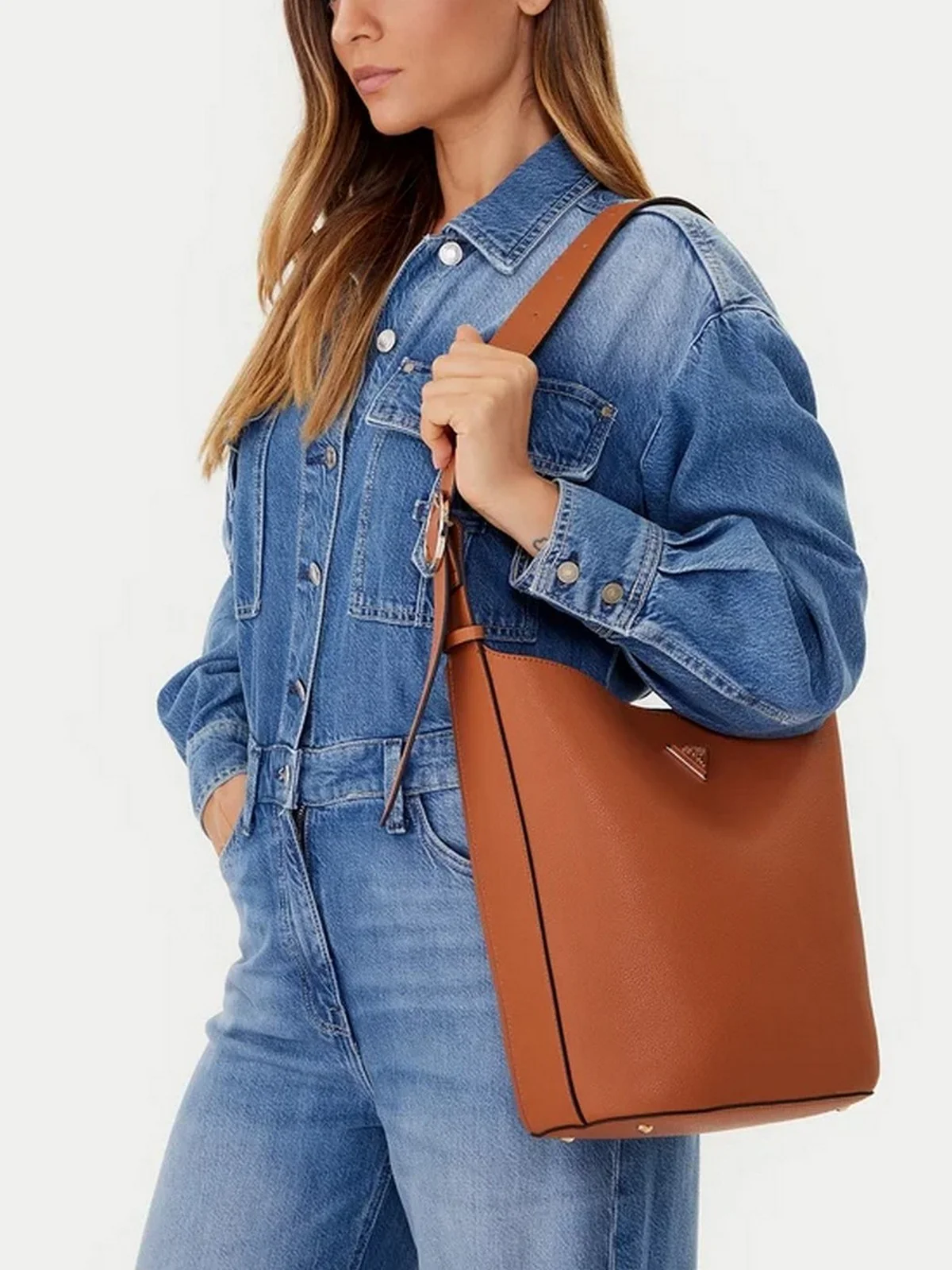 GUESS Borsa Donna MERIDIAN II BUCKET HWBG69 74040 COG COGNAC - Image 2