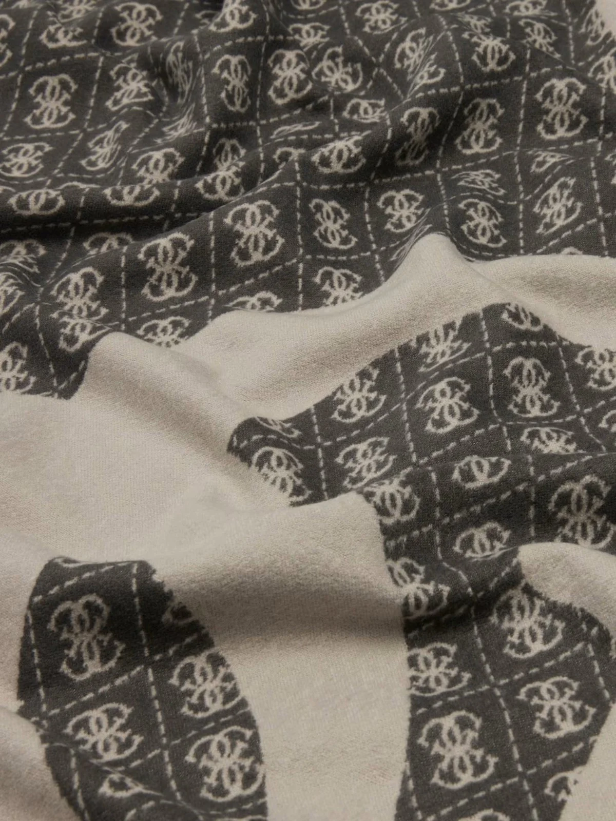 GUESS Foulard Donna JACQUARD KEFIAH 135X135 AW5418 POL03 BLA BLACK - Image 2