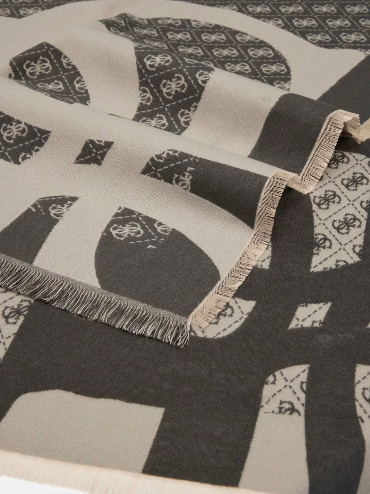 GUESS Foulard Donna JACQUARD KEFIAH 135X135 AW5418 POL03 BLA BLACK - Image 3