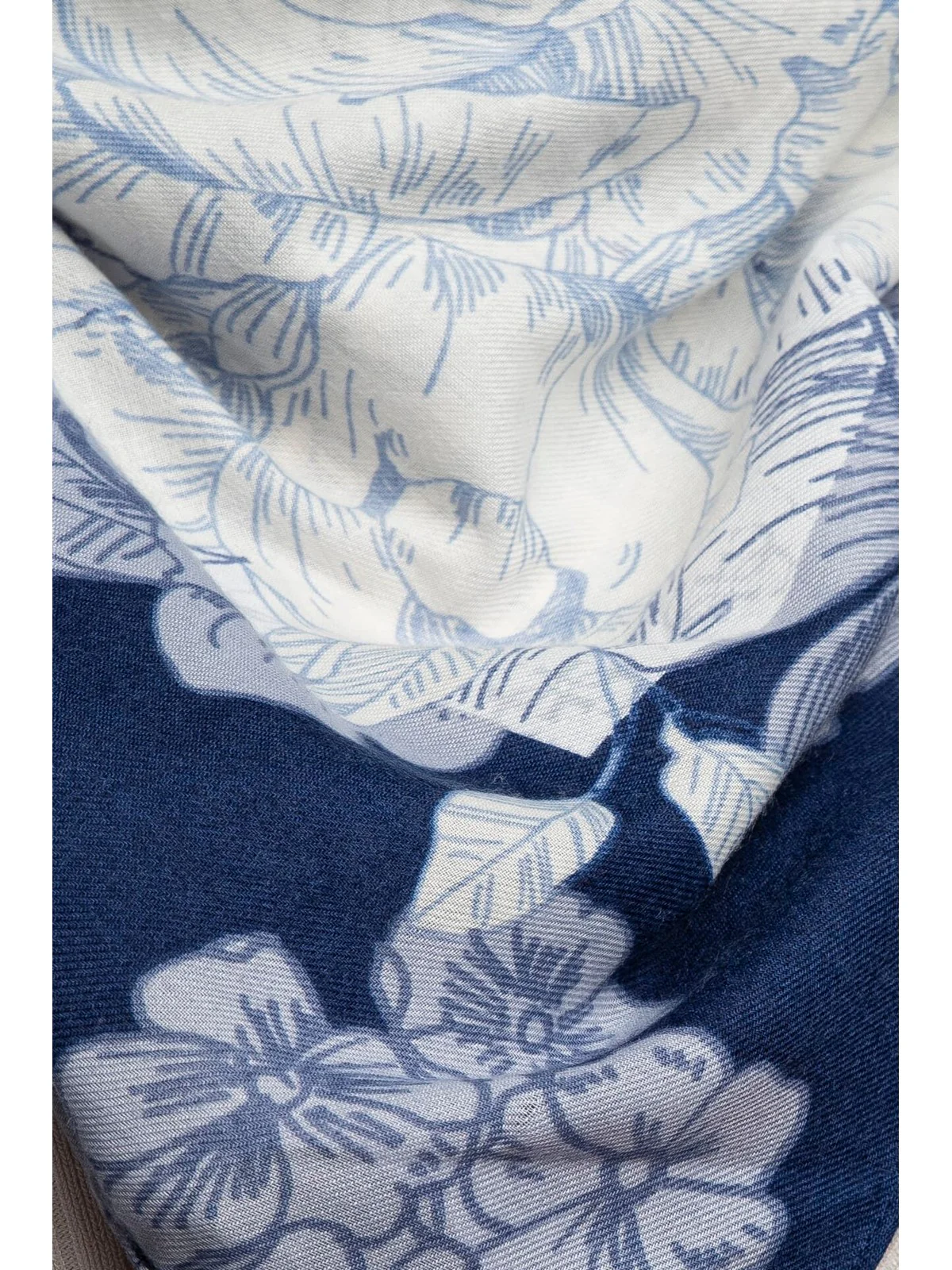 GUESS Foulard Donna Kefiah 140X140 AW9988 POL03 BLU Blu - Image 5