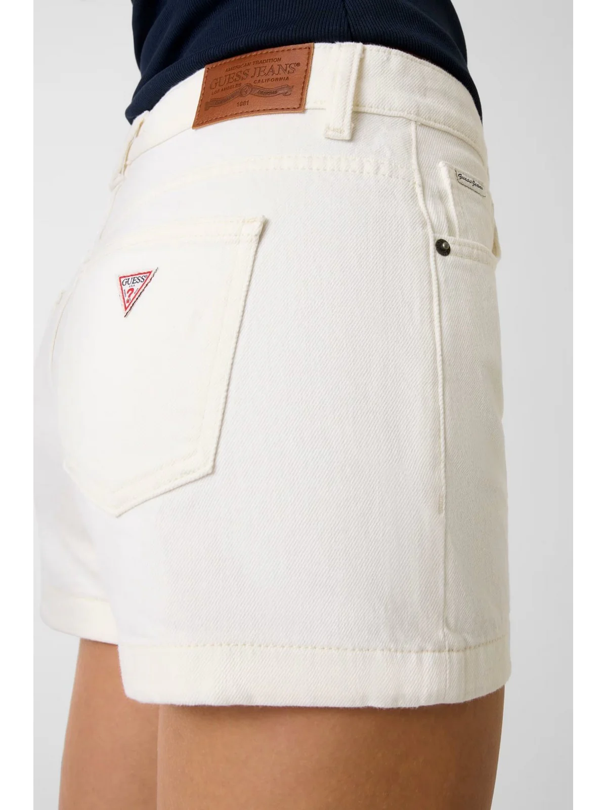 GUESS Pantaloncino Donna GJ HIGHWAIST MOM SHORT W5GD0S D5M62 GJWI GJ NATURAL WHITE - Image 5