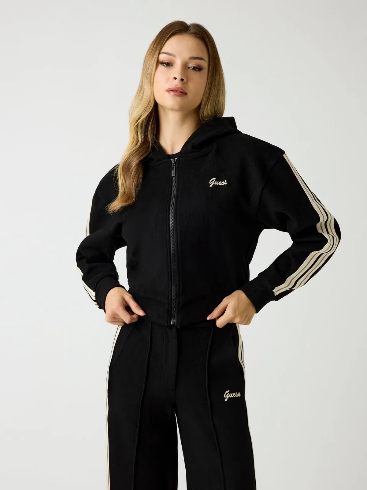 GUESS SPORT Felpa Donna  V5BQ17 KCX52 JBLK Jet Black A996 - Image 3