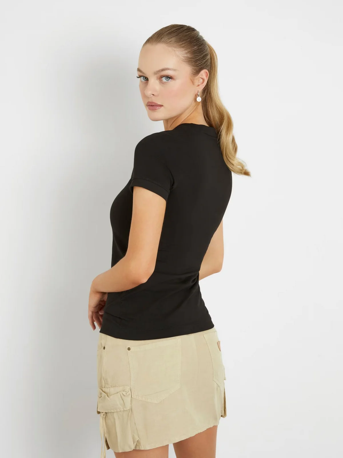 GUESS T-shirt Donna SS CN MINI TRIANGLE TEE W2YI44 J1314 JBLK Jet Black A996 - Image 3