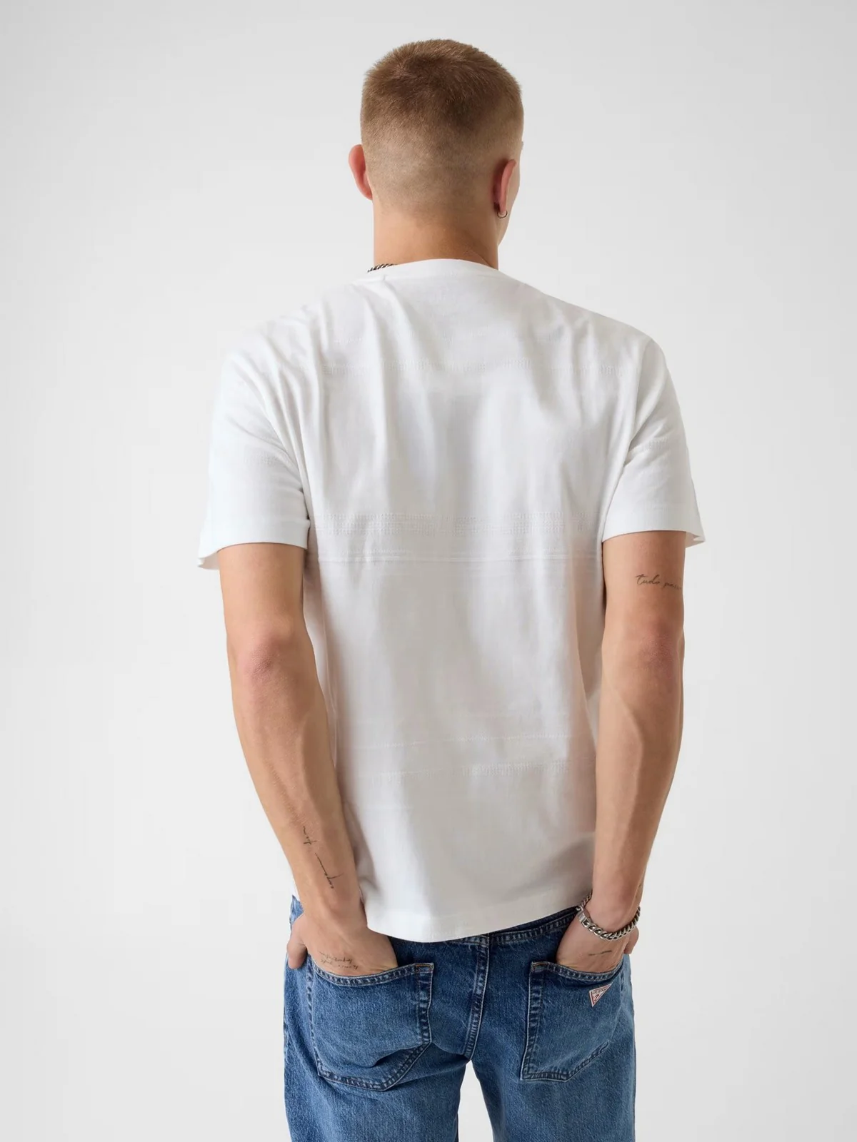 GUESS T-shirt Uomo GJ REG FIT JACQUARD STRIPE TEE M6GIZ3 KE942 F0I6 ALABASTER WHITE MULT - Image 3