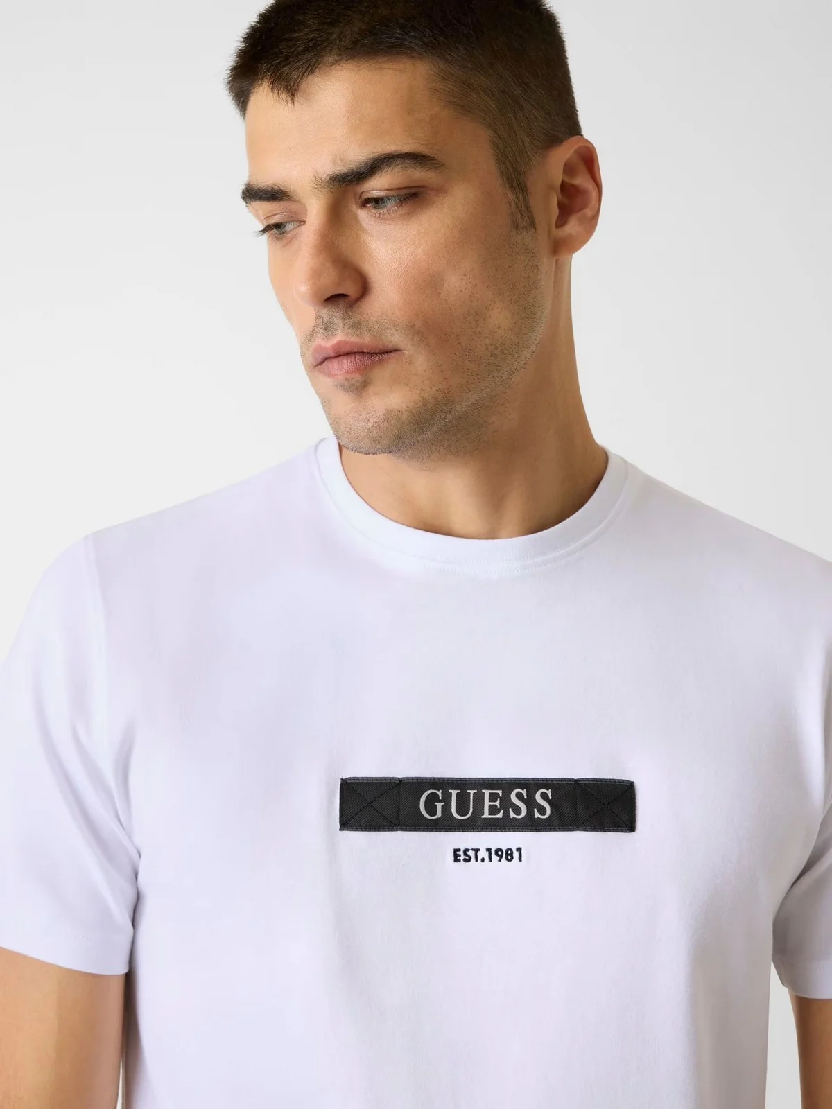 GUESS T-shirt Uomo SS CN LOGO BOX TEE M6RI17 J1314 G011 PURE WHITE - Image 4