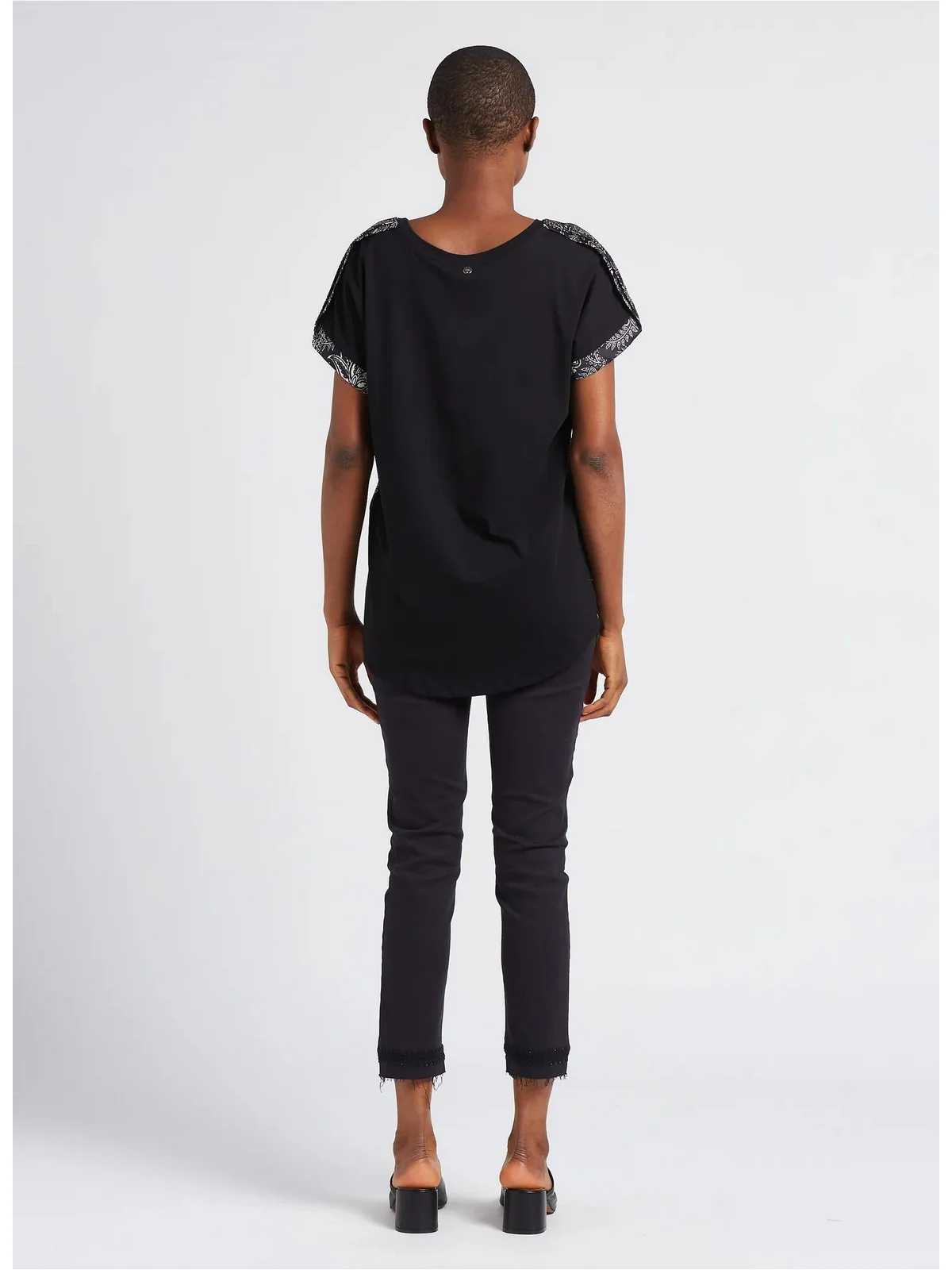 LIU JO WHITE T-Shirt e Polo Donna  MA4116J7821 N9373 Nero - Image 5